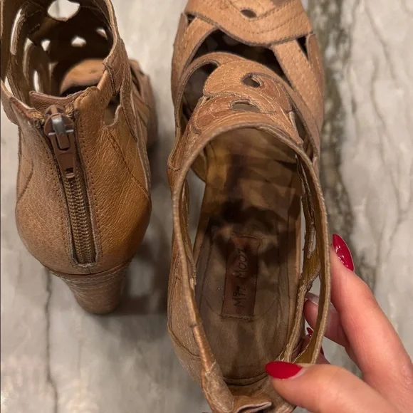 Miz Mooz Size 7 Tan Wedge Sandals - Picture 4 of 4